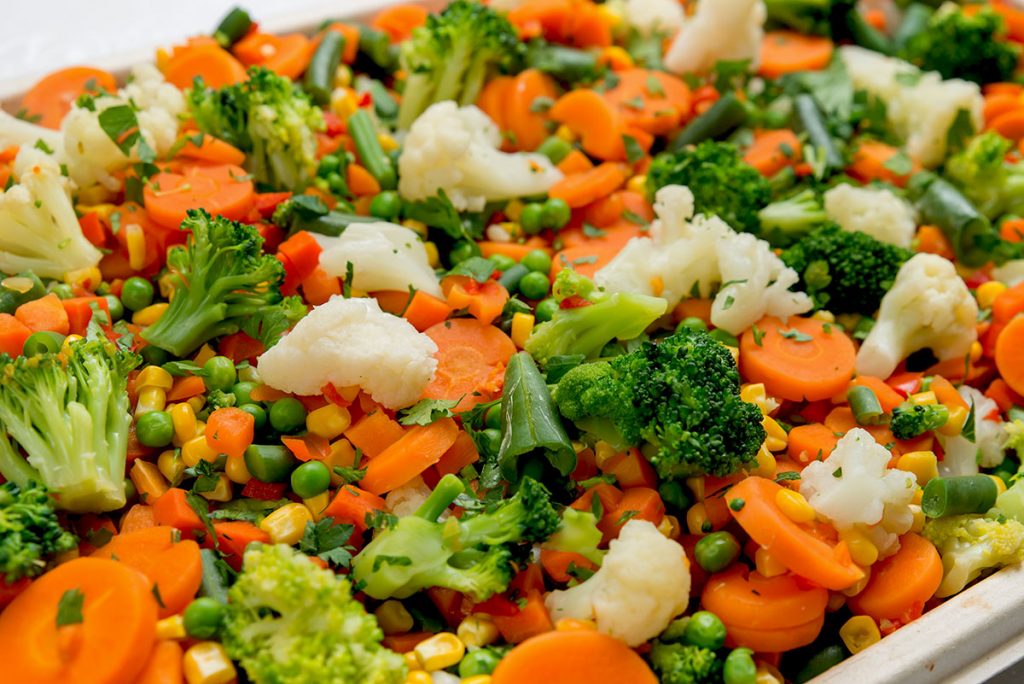 Como Fazer uma Salada de Legumes no Vapor Saborosa e Saudável