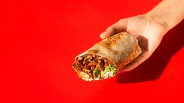 Close-up mulher segurando burrito com cópia-espaço