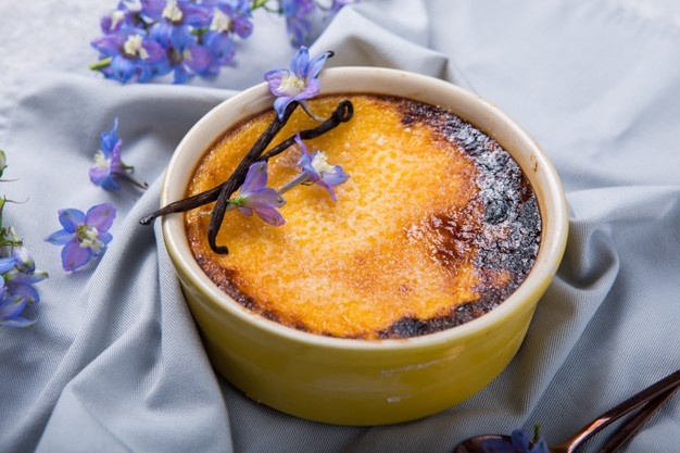 Creme brulee tradicional sobremesa francesa de baunilha