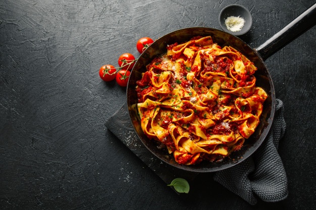 Espaguete italiano com molho de tomate na panela