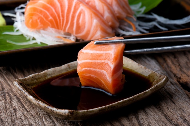 Sashimi de salmão com shoyu.