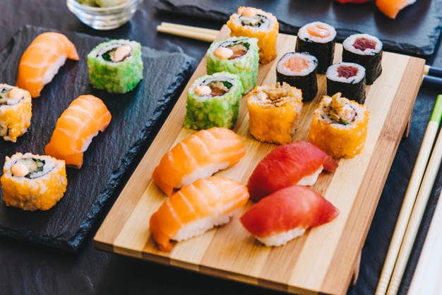 Sushi fresco nas tábuas